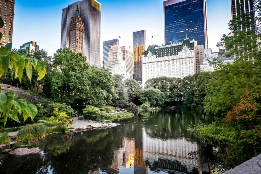 Lago en Central Park, Nueva York: Ejemplo de espacio verde en una ciudad sostenible