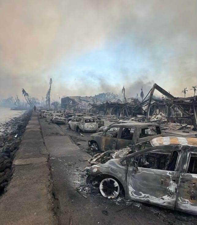 Imagen de los efectos devastadores del incendio en Hawái en 2023, mostrando áreas quemadas y humo.