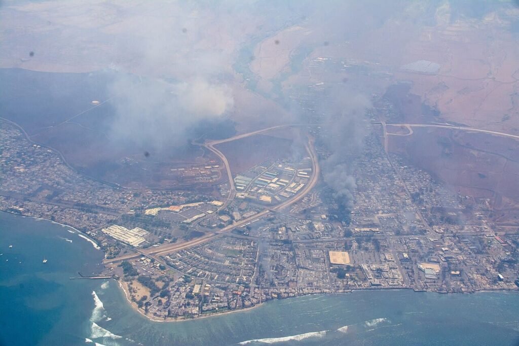 Imagen de los incendios forestales en Maui, Hawái, en 2023, mostrando la propagación del fuego.