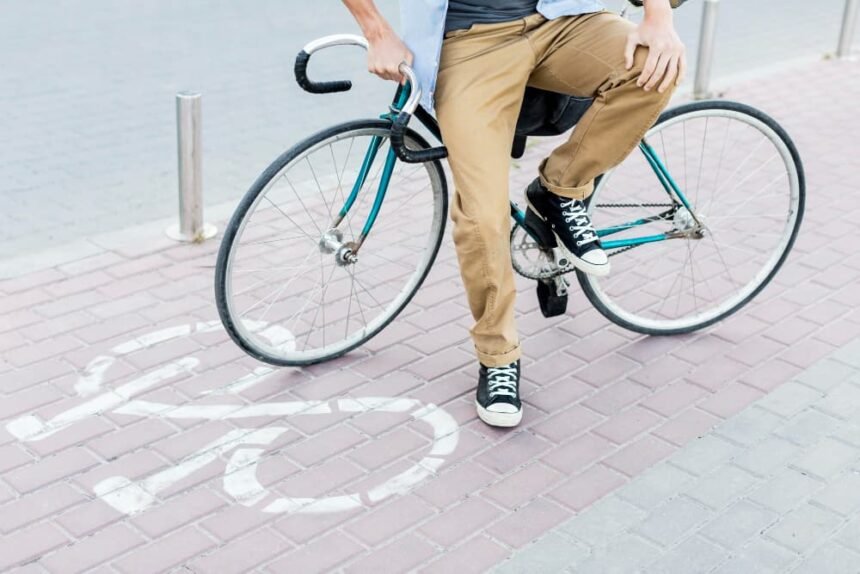 Hombre en bicicleta promoviendo el transporte sostenible