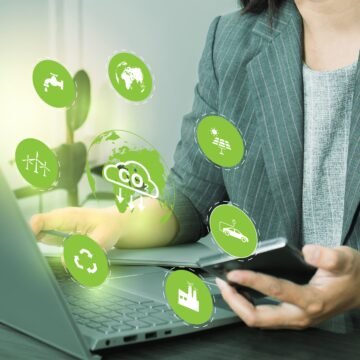 mujer-negocios-usa-computadora-analizar-co2-co2-negocio-inversion-gobierno-social-ambiental-min El teletrabajo podría reducir hasta un 58% la huella de carbono de los trabajadores remotos