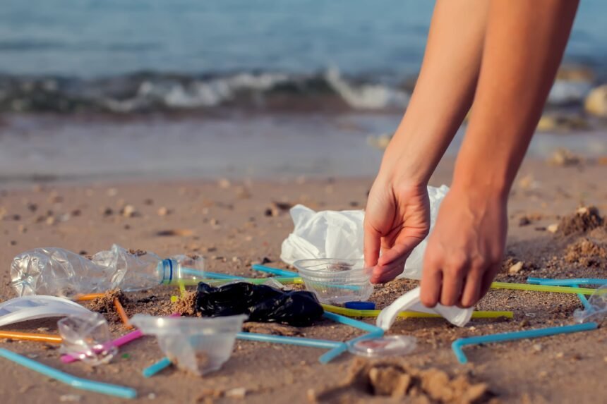 Mar de plástico: la contaminación costera en las playas de América Latina