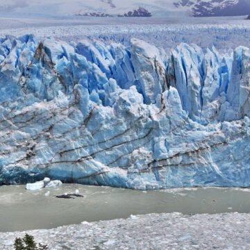 La mancha de hidrocarburos frente al glaciar Perito Moreno que pone en alerta a Argentina