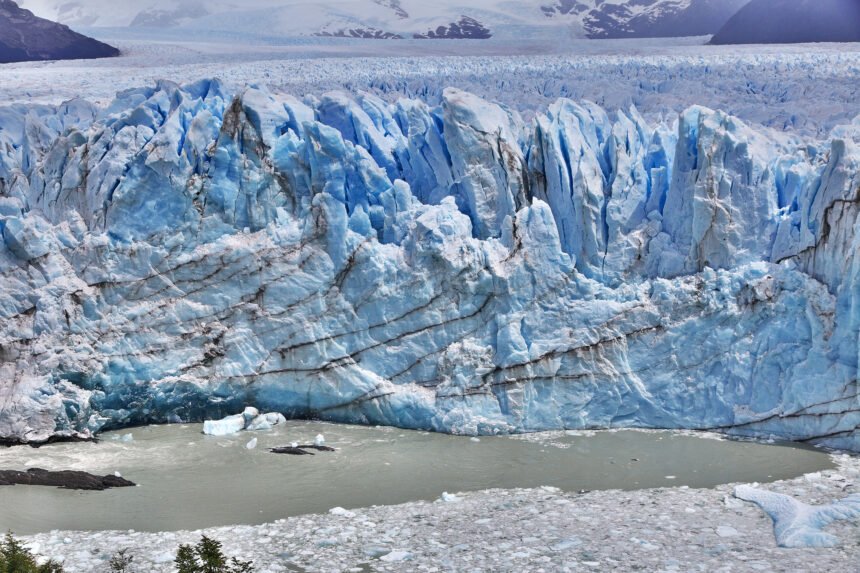 La mancha de hidrocarburos frente al glaciar Perito Moreno que pone en alerta a Argentina