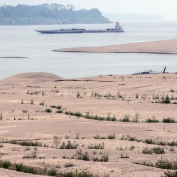 Brazos de río casi secos y vegetación escasa en las orillas del Amazonas durante una fuerte sequía causada por el fenómeno de El Niño.