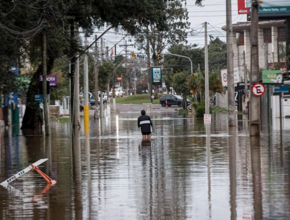 Bahía Blanca bajo el agua: la emergencia climática avanza sin respuesta Persona caminando por una calle completamente inundada tras un evento climático extremo en Bahía Blanca, Argentina.