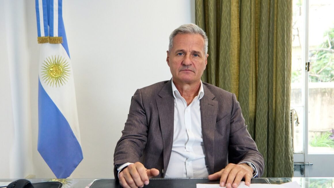 Fiscal Ramiro González en una imagen institucional junto a la bandera argentina
