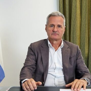Fiscal Ramiro González en una imagen institucional junto a la bandera argentina